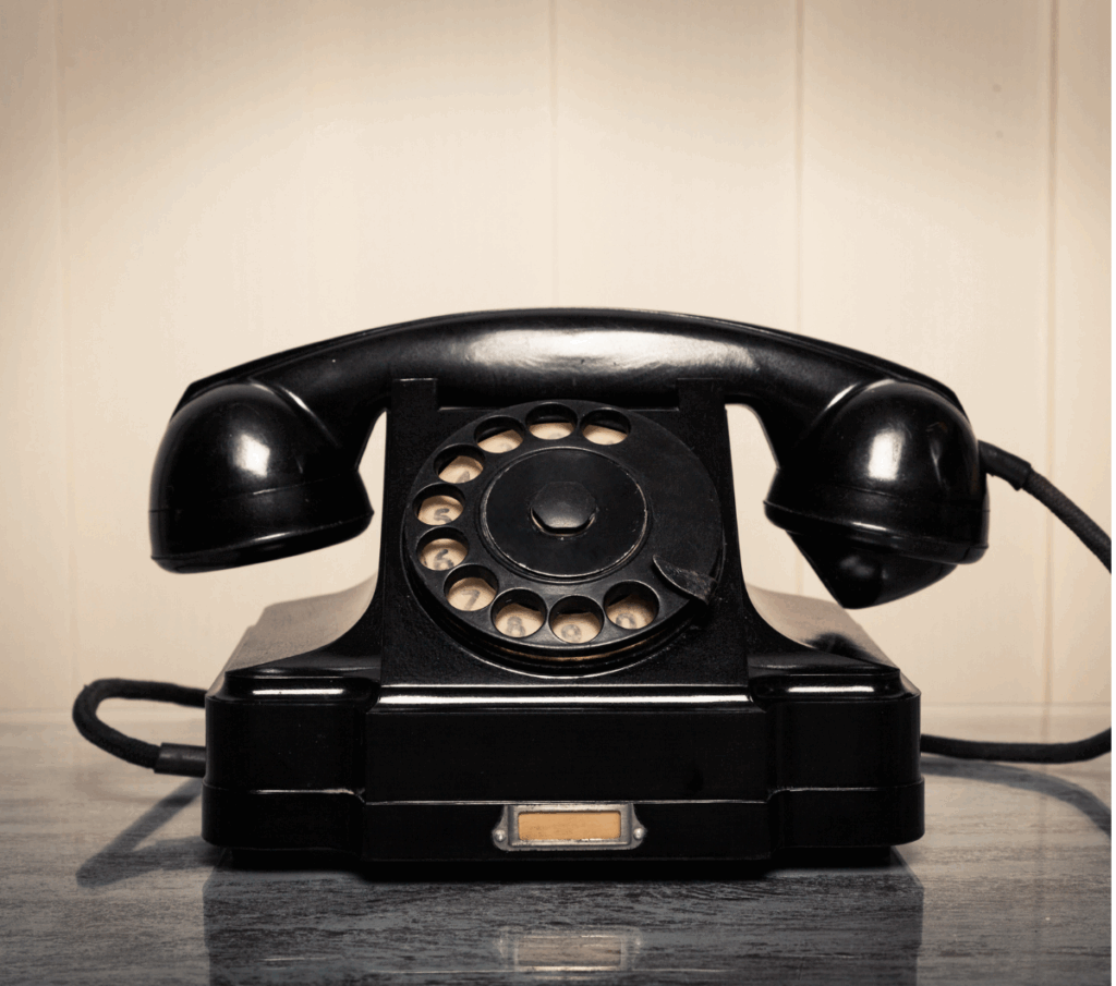 Téléphone vintage, évoquant l’importance de l’écoute attentive et du lien humain dans l’accompagnement coaching, symbole de communication bienveillante avec les femmes en rémission