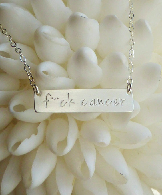 Slogan FUCK CANCER, message fort pour accompagner les femmes dans leur combat contre le cancer avec courage, coaching et résilience